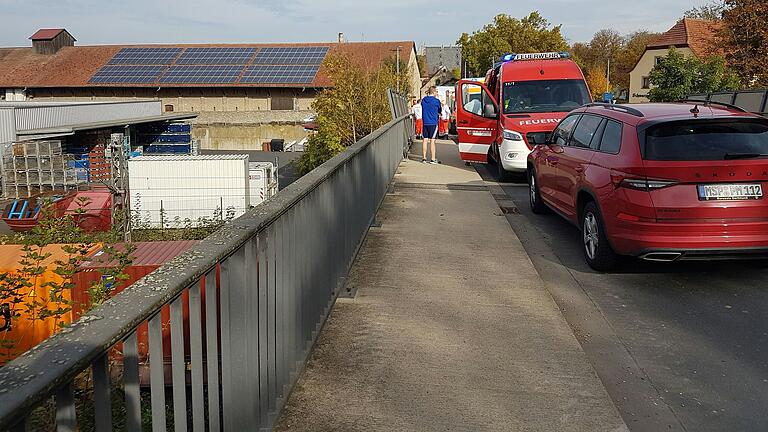 Der vermeintliche Unfall soll sich im Bereich der Bahnbrücke ereignet haben.