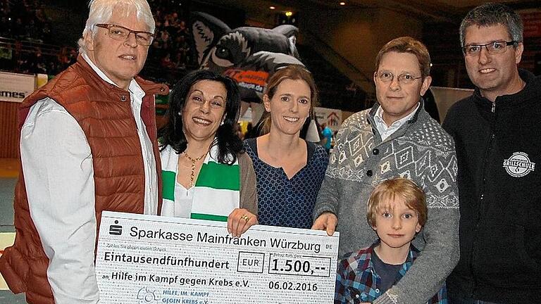 Benefiz-Aktion der Grillschule - (gmv) 1500 Euro übergab jüngst Karsten Eck vom Management der Würzburger Grillschule an Gabriele Nelkenstock vom Verein „Hilfe im Kampf gegen Krebs“. Der Startschuss für die Benefizaktion zugunsten des Würzburger Vereins unter dem Motto „Mit glühender Leidenschaft im Kampf gegen Krebs“ fiel auf der Mainfranken-Messe 2015. Dort sammelte die Grillschule von Frank Huhnke mit Hilfe prominenter Mitgriller erstmals Spenden ein. „Ganz vorne mit dabei bei der Benefiz-Aktion waren die Rimparer Wölfe. Damit war es Ehrensache für uns, die Scheckübergabe im Rahmen eines Wölfe-Spiels zu organisieren“, erzählt Karsten Eck. Seitdem stand die Spendenbox in der Grillschule in der Gattingerstraße in Würzburg und wurde von Kursteilnehmern weiter gefüttert. Außerdem wurden Grillversteigerungen gestartet. Am Ende kamen so die 1500 Euro an Spendengeld zusammen. Frank Huhnke arbeitet seit 2009 als Grilldozent. 2010 errang er mit seinem Team bei den Deutschen Grillmeisterschaften die Titel „Deutscher Profigrillmeister“ und „Internationaler deutscher Profigrillmeister“. Im Bild: (von links) Roland Sauer (Geschäftsführer Rimparer Wölfe), Gabriele Nelkenstock (Hilfe im Kampf gegen Krebs), Judith und Oliver Jörg mit Sohn und Karsten Eck (Management Würzburger Grillschule). Benefiz-Aktion der Grillschule - (gmv) 1500 Euro übergab jüngst Karsten Eck vom Management der Würzburger Grillschule an Gabriele Nelkenstock vom Verein „Hilfe im Kampf gegen Krebs“. Der Startschuss für die Benefizaktion zugunsten des Würzburger Vereins unter dem Motto „Mit glühender Leidenschaft im Kampf gegen Krebs“ fiel auf der Mainfranken-Messe 2015. Dort sammelte die Grillschule von Frank Huhnke mit Hilfe prominenter Mitgriller erstmals Spenden ein. „Ganz vorne mit dabei bei der Benefiz-Aktion waren die Rimparer Wölfe. Damit war es Ehrensache für uns, die Scheckübergabe im Rahmen eines Wölfe-Spiels zu organisieren“, erzählt Karsten Eck. Seitdem stand die Spendenbox in der Grillschule in der Gattingerstraße in Würzburg und wurde von Kursteilnehmern weiter gefüttert. Außerdem wurden Grillversteigerungen gestartet. Am Ende kamen so die 1500 Euro an Spendengeld zusammen. Frank Huhnke arbeitet seit 2009 als Grilldozent. 2010 errang er mit seinem Team bei den Deutschen Grillmeisterschaften die Titel „Deutscher Profigrillmeister“ und „Internationaler deutscher Profigrillmeister“. Im Bild: (von links) Roland Sauer (Geschäftsführer Rimparer Wölfe), Gabriele Nelkenstock (Hilfe im Kampf gegen Krebs), Judith und Oliver Jörg mit Sohn und Karsten Eck (Management Würzburger Grillschule).