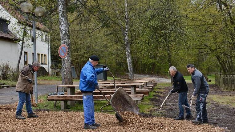 Fleißig bei der Arbeit: Die Mitglieder der Spielvereinigung Althausen/Aub säubern den Platz vor der ehemaligen Waldgaststätte am Sambachshof. Dort soll am 1. Mai wieder ein Maifest stattfinden. Auch ein zweiter Termin steht mit dem 25. Mai, dem Vatertag, bereits fest.