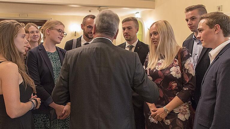 Besonders begeistert waren Schüler und Lehrer von Joachim Gauck. Der ehemalige Bundespräsident nahm sich viel Zeit für Gespräche, wie hier mit den Gymnasiasten aus Ebern.