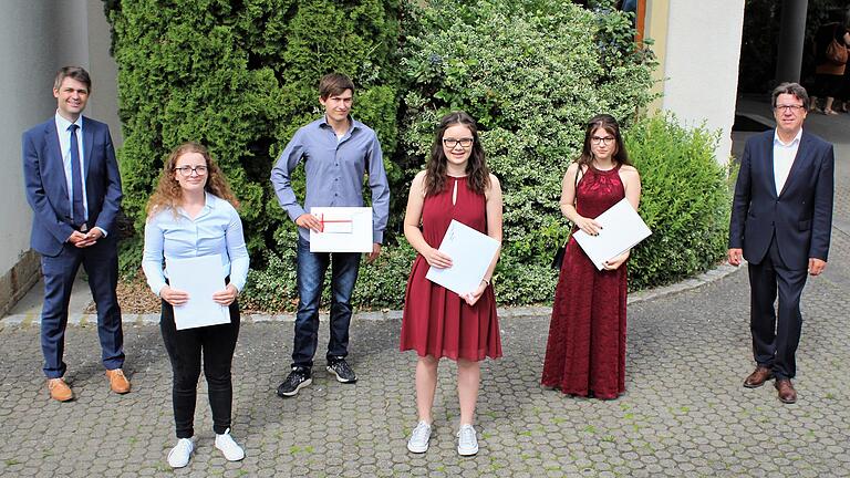 Ausgezeichnete Absolventen der Klasse 10a der Ignaz-Reder-Realschule Mellrichstadt: Schulleiter Ulrich Kluge (rechts) und Bürgermeister Michael Kraus (links) gratulierten (ab Zweite von links) Clara Schirber, Lukas Vonderlind, Rebekka Mack und Jenny Dankert zu ihrem Erfolg.