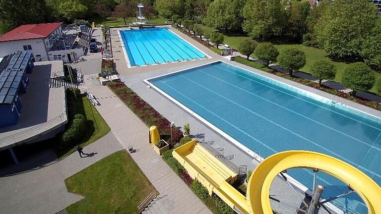 Wegen der Corona-Einschränkungen sind im Kitzinger Freibad, hier ein Archivbild, aktuell alle Umkleidekabinen geschlossen. Der VdK ist damit nicht einverstanden.