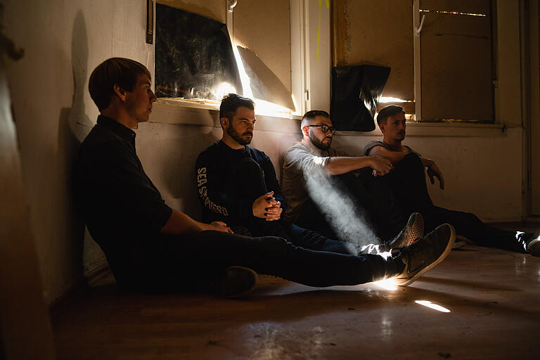 Bandfoto der Post-Hardcore Band 'Devil May Care' aus Würzburg. Zu sehen sind (v.l.) Joachim Lindner, Lukas Esslinger, Moritz Hillenbrand und Tim Heberlein.