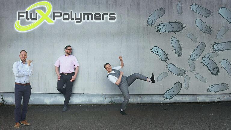 Das Team von Flux Polymers zeigt, wie ihr Produkt Bakterien abwehrt. Von links:&nbsp; Joachim Schramm, Robert und Anita Luxenhofer.