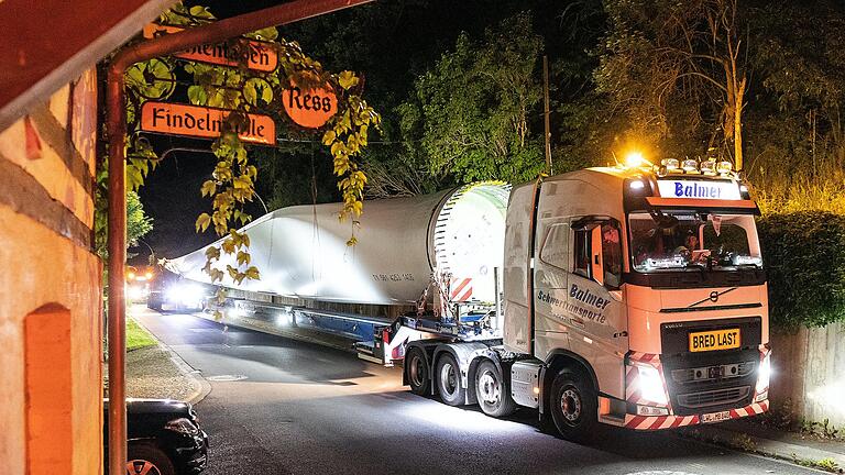 Beim Transport dreier Rotorblätter zum Windpark Wargolshausen im Juni war Millimeter-Arbeit gefordert. Ende Oktober sollen die ersten Windräder in den Probebetrieb gehen.