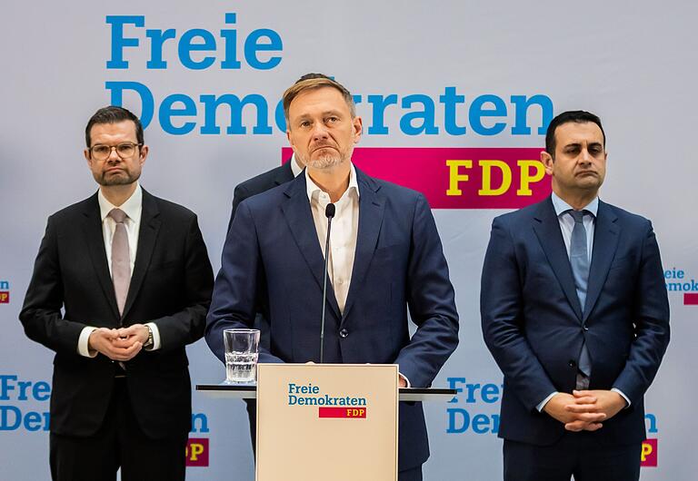 Nach dem Aus für die Ampel-Koalition: FDP-Chef Christian Lindner (Mitte) auf einer Pressekonferenz am 7. November mit dem bisherigen Justizminister und künftigem Generalsekretär Marco Buschmann (links) und Bijan Djir-Sarai, der inzwischen als Generalsekretär zurücktrat. Nach dem Aus für die Ampel-Koalition: FDP-Chef Christian Lindner (Mitte) auf einer Pressekonferenz am 7. November mit dem bisherigen Justizminister und künftigem Generalsekretär Marco Buschmann (links) und Bijan Djir-Sarai, der inzwischen als Generalsekretär zurücktrat. 