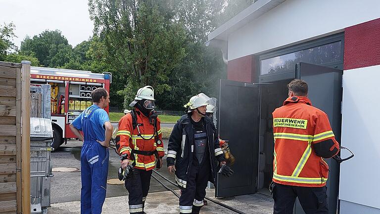 Kioskgrill in Brand - (mec) Am frühen Montagnachmittag wurde die Freiwillige Feuerwehr Bischofsheim zu einem Einsatz ins örtliche Freibad gerufen. Im Kiosk war der Grill in Brand geraten, teilte Thomas Schlereth, Leiter der Integrierten Leitstelle in Schweinfurt (ILS), auf Nachfrage mit. Neben der Feuerwehr wurde auch der Rettungsdienst alarmiert. Der Brand konnte vor Ort aber zügig gelöscht werden. Personen kamen nicht zu Schaden. Aufgrund der Rauchentwicklung musste das Gebäude anschließend noch ausgiebig belüftet werden. Kioskgrill in Brand - (mec) Am frühen Montagnachmittag wurde die Freiwillige Feuerwehr Bischofsheim zu einem Einsatz ins örtliche Freibad gerufen. Im Kiosk war der Grill in Brand geraten, teilte Thomas Schlereth, Leiter der Integrierten Leitstelle in Schweinfurt (ILS), auf Nachfrage mit. Neben der Feuerwehr wurde auch der Rettungsdienst alarmiert. Der Brand konnte vor Ort aber zügig gelöscht werden. Personen kamen nicht zu Schaden. Aufgrund der Rauchentwicklung musste das Gebäude anschließend noch ausgiebig belüftet werden.