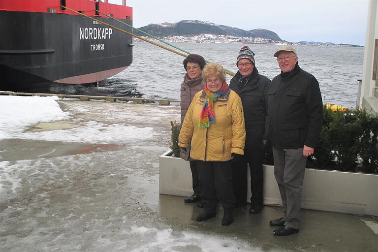 Die vier Würzburger im hohen Norden (von links): Maria Stoy, Theresia Götz, Walter Stoy und Georg Götz vor ihrem Hurtigruten-Schiff namens Nordkapp. Die vier Würzburger im hohen Norden (von links): Maria Stoy, Theresia Götz, Walter Stoy und Georg Götz vor ihrem Hurtigruten-Schiff namens Nordkapp.