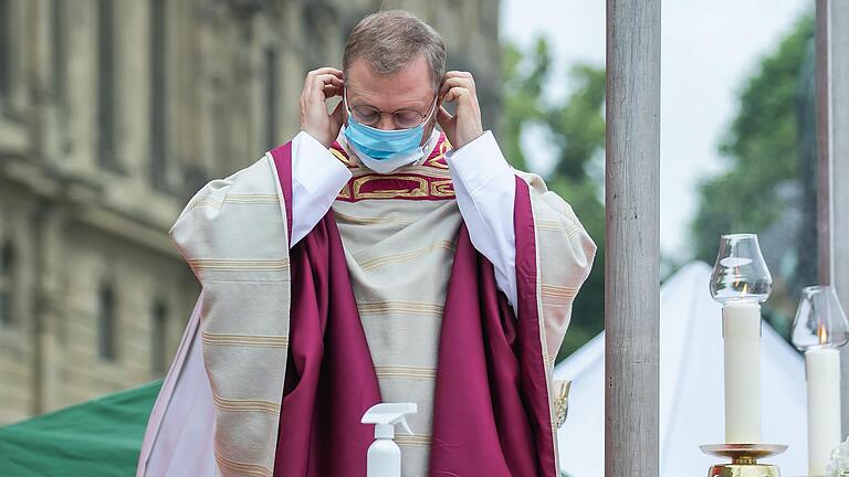 Die Regierung von Unterfranken hat unter Auflagen ihr 'Okay' für den Weihnachtsgottesdienst in Würzburg gegeben. Im Bild eine Szene der Fronleichnamsmesse auf dem Residenzplatz - aus dem Sommer.&nbsp;