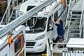 Alle Hände voll zu tun hatte 2021 die deutsche Caravaning-Branche. Das wird heuer ähnlich sein, denn die Nachfrage zum Beispiel nach Wohnmobilen ist nach wie vor groß. Unser Bild zeigt ein Werk der Knaus-Tabbert AG im niederbayerischen Jandelsbrunn.