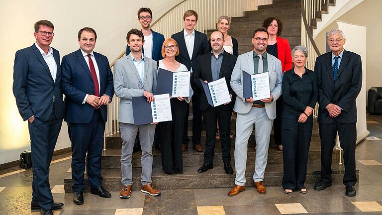 Gruppenbild der ausgezeichneten Journalistinnen und Journalisten mit dem Jury-Vorsitzenden Moritz Döbler (links), NRW-Minister Nathanael Liminski (Zweiter von links), der Frankfurter Kulturdezernentin Ina Hartwig (Zweite von rechts) und dem geschäftsführenden Vorstand der Stiftung 'Freiheit der Presse' Gebhard Ohnesorge (rechts). Gruppenbild der ausgezeichneten Journalistinnen und Journalisten mit dem Jury-Vorsitzenden Moritz Döbler (links), NRW-Minister Nathanael Liminski (Zweiter von links), der Frankfurter Kulturdezernentin Ina Hartwig (Zweite von rechts) und dem geschäftsführenden Vorstand der Stiftung 'Freiheit der Presse' Gebhard Ohnesorge (rechts).