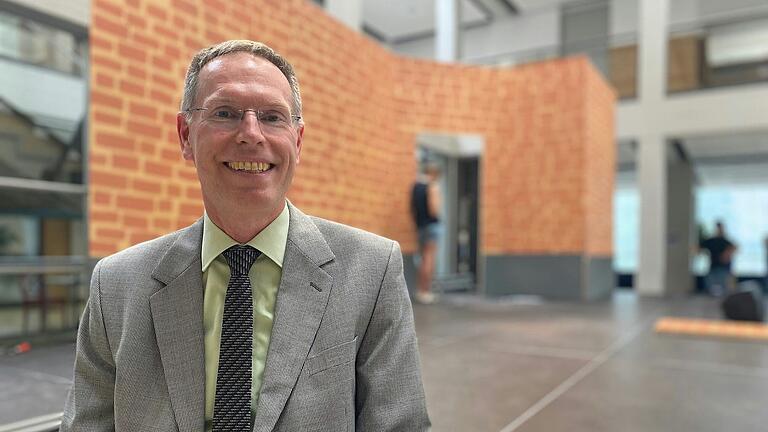 Im neuen Schuljahr wird am Martin-Pollich-Gymnasium das Musical 'Der kleine Horrorladen' aufgeführt. Die Kulisse dafür wird bereits gestaltet, verrät der scheidende Schulchef Robert Jäger. Im neuen Schuljahr wird am Martin-Pollich-Gymnasium das Musical 'Der kleine Horrorladen' aufgeführt. Die Kulisse dafür wird bereits gestaltet, verrät der scheidende Schulchef Robert Jäger. 