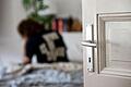 Eine Frau sitz im Bett in ihrer Wohnung       -  Wer lange krank ist und nicht arbeiten kann, bekommt ab einem bestimmten Zeitpunkt Krankengeld. Es ersetzt einen Teil des Gehalts.
