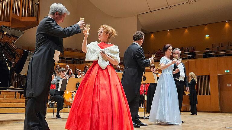 Das Ensemble der Operttengala in voller Aktion (von links): Harald Wrurmsdobler (Tenor), Kerstin Grotrian (Sopran), Martin Fösel (Tenor), Doris S. Langara (Sopran) und Michael Mrosek (Bariton).