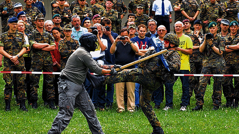 Nahkampf mit ungleichen Waffen. Nahkampf mit ungleichen Waffen.