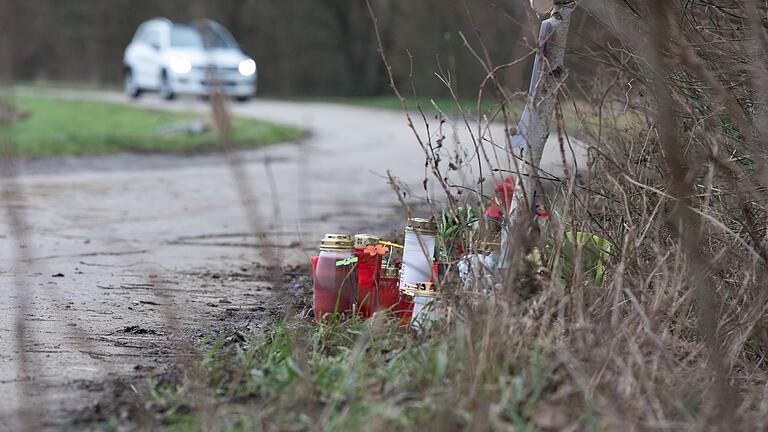 Archivfoto. Blumen und Kerzen, die mahnend an ein tödliches Unglück  erinnern. Es ist ein journalistischer Grundsatz, dass die Opfer nicht identifizierbar gemacht werden.