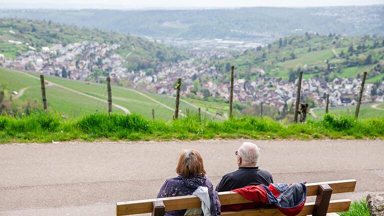 Rente.jpeg       -  Ruhe und Erholung, so stellen sich viele Menschen ihren Lebensabend vor. Doch die Rente ist nicht mehr sicher.