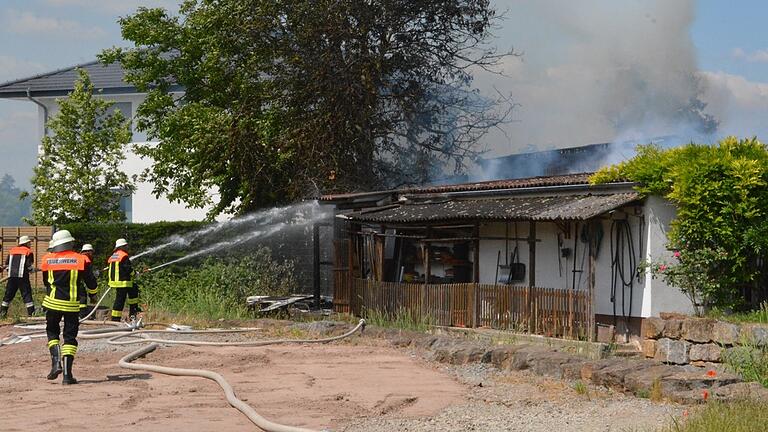 Mit vereinten Kräften gelang es den Wehrleuten den das Feuer einer Unterstell- und Lagerhalle zu löschen und ein übergreifen auf das direkt angrenzende Wohnhaus zu verhindern