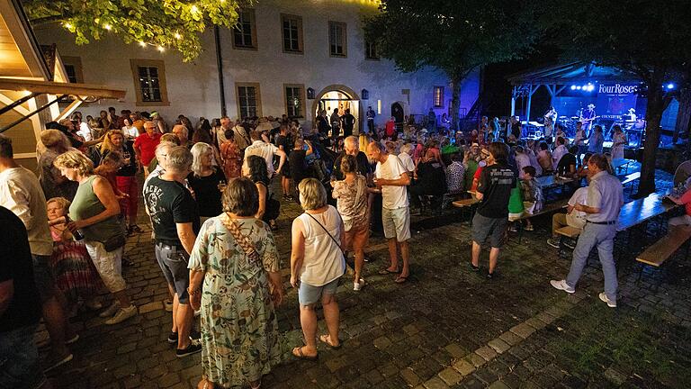 Spitalgarten mit Countryband Four Roses.