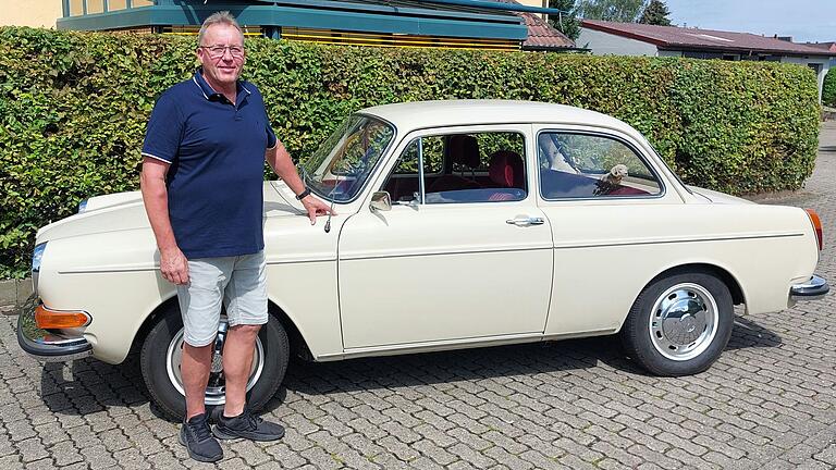 Konrad Röder hat den VW 1600 vor zehn Jahren gekauft und fährt regelmäßig auf ihn ab.