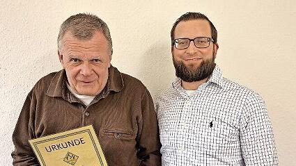 Vorsitzender Maximilian Pfülb (rechts) hat für 70-jährige Mitgliedschaft Dieter Horer geehrt.       -  Vorsitzender Maximilian Pfülb (rechts) hat für 70-jährige Mitgliedschaft Dieter Horer geehrt.