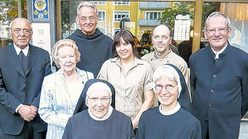 Die neuen Wirte des Restaurants &bdquo;Tamarillo&ldquo; im Hotel Franziskaner, Peter und Gina Schäflein, mit Ria Lusin, die Frau des verstorbenen Hotel-Architekten Sven Lusin, und ihren Nachbarn (hinten von links) Weihbischof em. Helmut Bauer, Franziskaner-Pater Provinzial Leo Beck und Domkapitular Jürgen Lenssen, vorne von links die Ursulinen-Schwestern Lioba und Katharina.