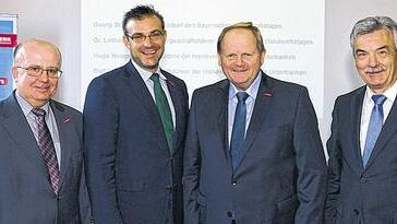 Pressekonferenz des Bayerischen Handwerkstags (BHT): (von links) Lothar Semper (BHT-Hauptgeschäftsführer), Georg Schlagbauer (neuer BHT-Präsident), Hugo Neugebauer (Präsident der Handwerkskammer für Unterfranken) und Rolf Lauer (Hauptgeschäftsführer der Handwerkskammer für Unterfranken).