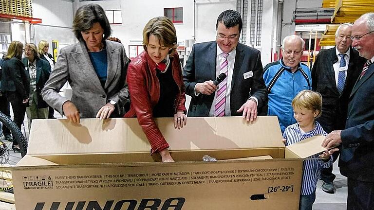 Achtung, hier kommt ein Karton: Rundgang der bayerischen Wirtschaftsministerin Ilse Aigner in den Hallen der Grafenrheinfelder Verpackungsfirma Horna mit der Bundestagsabgeordneten Anja Weisgerber und Geschäftsführer Thomas Horna. Achtung, hier kommt ein Karton: Rundgang der bayerischen Wirtschaftsministerin Ilse Aigner in den Hallen der Grafenrheinfelder Verpackungsfirma Horna mit der Bundestagsabgeordneten Anja Weisgerber und Geschäftsführer Thomas Horna.