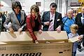 Achtung, hier kommt ein Karton: Rundgang der bayerischen Wirtschaftsministerin Ilse Aigner in den Hallen der Grafenrheinfelder Verpackungsfirma Horna mit der Bundestagsabgeordneten Anja Weisgerber und Geschäftsführer Thomas Horna.