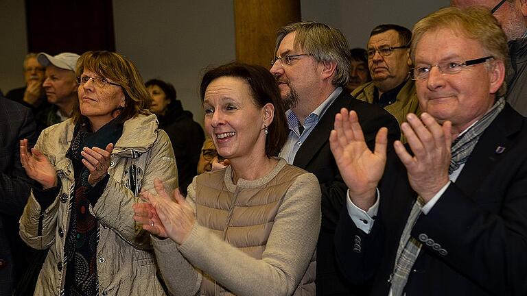 Freude bei den Initiatoren: Die Stadträte Kathi Petersen (vorne von links), Ulrike Schneider und Stefan Labus beklatschen im Rathaus das Ergebnis des Bürgerentscheids. Dennoch hat es am Sonntag für einen Sieg nicht gereicht. Sie hätten 953 Stimmen mehr gebraucht.