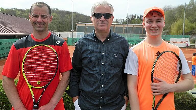 Siegerehrung der Herren (von links): Thomas Klühspies (TGK, 1.), Manfred Paul (TGK-Abteilungsleiter) und Sebastian Egidy (TG Veitshöchheim, 2.).