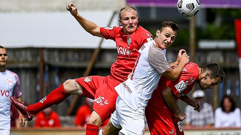 Fussball Testspiel, Kickers Offenbach - TSV Aubstadt       -  Steffen Behr (links) und Marcel Volkmuth (rechts) vom TSV Aubstadt nehmen Jakob Lemmer in die Zange.