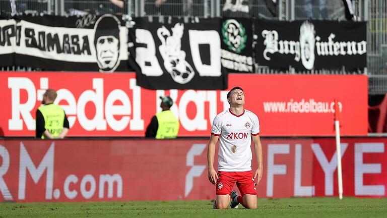 Pure Freude: Thomas Haas geht nach dem Schlusspfiff und dem 3:1-Sieg über Wacker Burghausen auf die Knie.