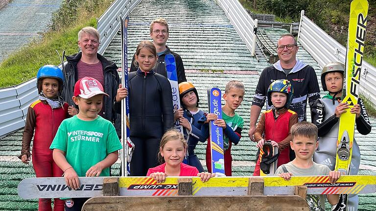 Auf dem Foto hinten von links: Tobias Rehm (1. Vorsitzender WSC Bischofsheim e.V.), Fabian Voll (WSC Bischofsheim e.V.), Nico Chlebowy (Referent Sprunglauf RWV Haselbach e.V.), mit den teilnehmenden Kindern.