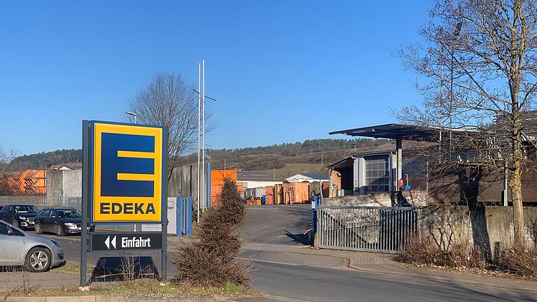 Derzeit geht es in der Münnerstädter unteren Au nach links zum Edeka-Markt. Das neue Sondergebiet “Großflächiger Einzelhandel“ soll auf dem Seger Areal unmittelbar daneben entstehen. Nun ist die Frage, ob Edeka umzieht.       -  Derzeit geht es in der Münnerstädter unteren Au nach links zum Edeka-Markt. Das neue Sondergebiet “Großflächiger Einzelhandel“ soll auf dem Seger Areal unmittelbar daneben entstehen. Nun ist die Frage, ob Edeka umzieht.