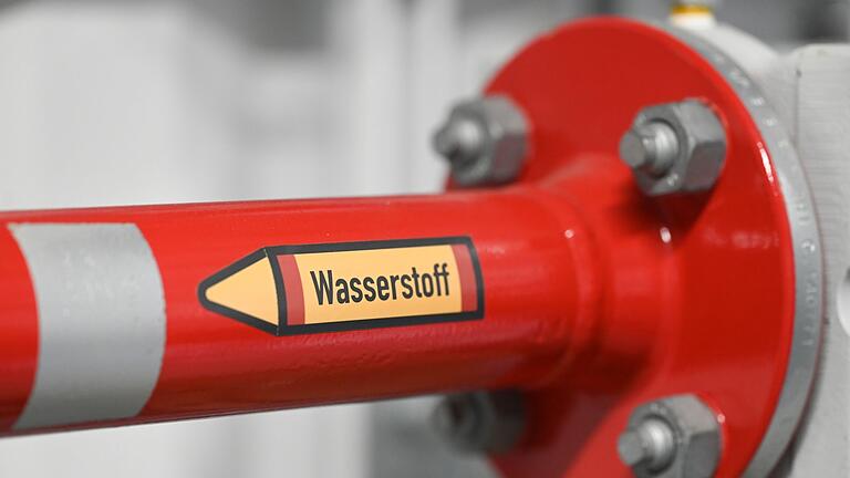 Wasserstoff.jpeg       -  Der Hinweis Wasserstoff ist an einem Rohr in einem Verteilzentrum angebracht.