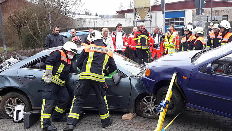 Realitätsnah gestalten sich die Übungen der FFW Bad Brückenau. Regelmäßig werden auch zusammen mit anderen Rettungskräften diverse Szenarien durchgespielt, damit im Ernstfall alles sitzt. Die Anforderungen an die Ehrenamtlichen sind enorm gewachsen. Foto: Rolf Pralle - Realitätsnah gestalten sich die Übungen der FFW Bad Brückenau. Regelmäßig werden auch zusammen mit anderen Rettungskräften diverse Szenarien durchgespielt, damit im Ernstfall alles sitzt. Die Anforderungen an die Ehrenamtlichen sind enorm gewachsen. Foto: Rolf Pralle Realitätsnah gestalten sich die Übungen der FFW Bad Brückenau. Regelmäßig werden auch zusammen mit anderen Rettungskräften diverse Szenarien durchgespielt, damit im Ernstfall alles sitzt. Die Anforderungen an die Ehrenamtlichen sind enorm gewachsen. Foto: Rolf Pralle - Realitätsnah gestalten sich die Übungen der FFW Bad Brückenau. Regelmäßig werden auch zusammen mit anderen Rettungskräften diverse Szenarien durchgespielt, damit im Ernstfall alles sitzt. Die Anforderungen an die Ehrenamtlichen sind enorm gewachsen. Foto: Rolf Pralle