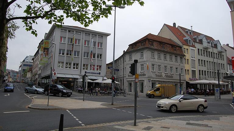 Die Hohe Brückengasse (links) ab der Kreuzung Albrecht-Dürer-Platz zu sanieren, forderte FDP-Stadtrat Georg Wiederer. Bei den Haushaltsberatungen scheiterte er damit.