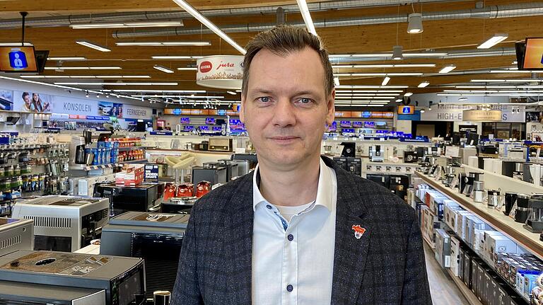 Ab Mittwoch ist der Elektronikfachmarkt Expert Schlegelmilch menschenleer. Geschäftsführer Michael Schlegelmilch verspricht aber, telefonisch und online zusammen mit seinem Team für die Kunden erreichbar zu sein und Bestellungen noch vor Weihnachten auszuliefern. Ab Mittwoch ist der Elektronikfachmarkt Expert Schlegelmilch menschenleer. Geschäftsführer Michael Schlegelmilch verspricht aber, telefonisch und online zusammen mit seinem Team für die Kunden erreichbar zu sein und Bestellungen noch vor Weihnachten auszuliefern.