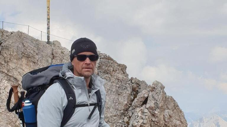 Der Gochsheimer Benjamin Krug hat eine Leukämie-Erkrankung überwunden, lief danach auf die Zugspitze und engagiert sich nun für DKMS-Spenden.