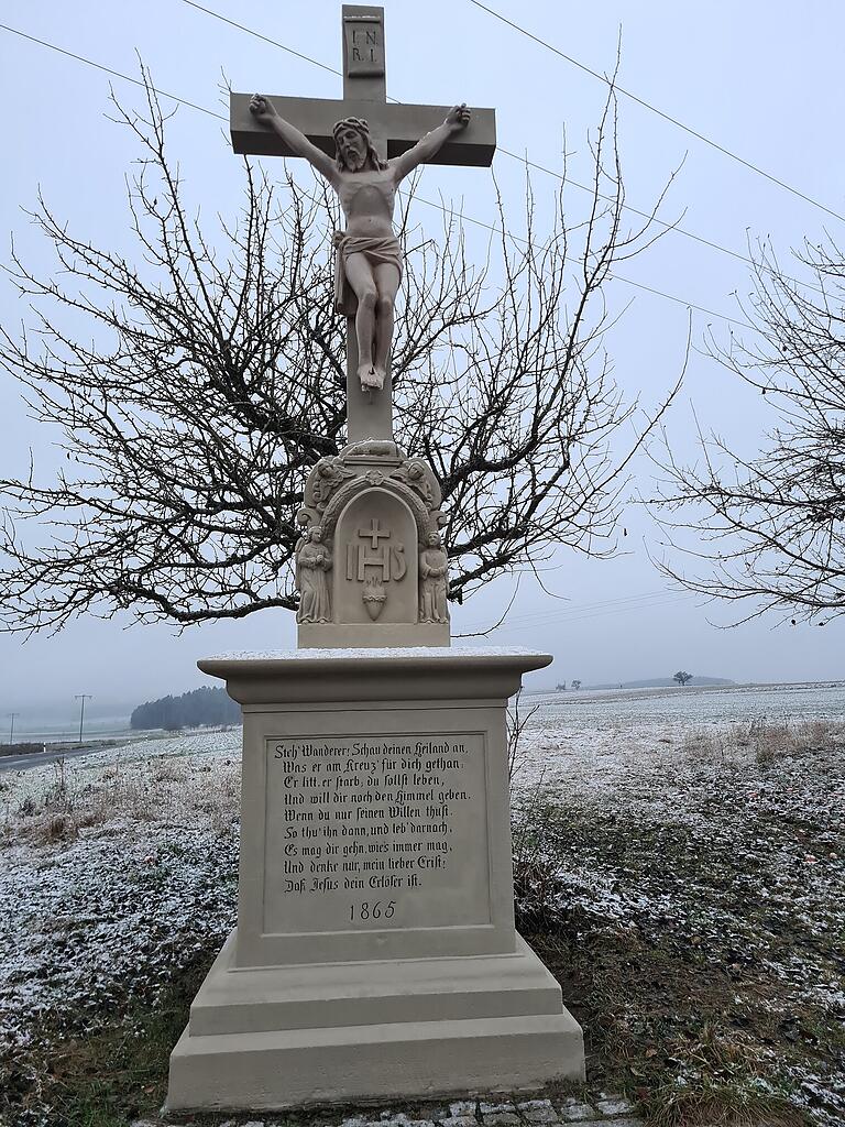 Das Flurkreuz an der Straße nach Reyersbach wurde im vergangenen Jahr restauriert.