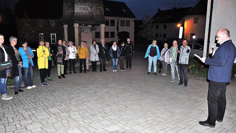 Gemeinderat Eric Dittmann begrüßt zu Beginn des Rundgangs die Zuhörer, die gespannt auf die Ausführungen von 'Abt Heinrich' (Kreisheimatpfleger Stefan Menz) warten.