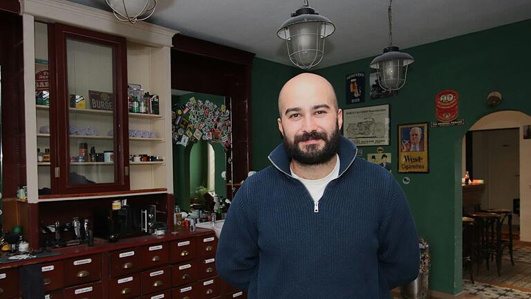 Emre Pirbudak ist Inhaber des Barbershops 'Old Barbers' in Kitzingen.