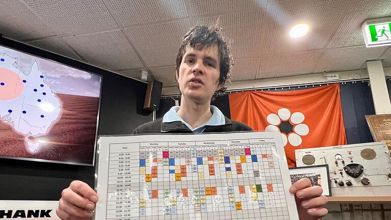School of the Air in Australien       -  Die Schüler haben maximal zwei Stunden am Tag Unterricht mit einer Lehrkraft - danach lernen die mit einem &bdquo;Home Tutor&rdquo;.