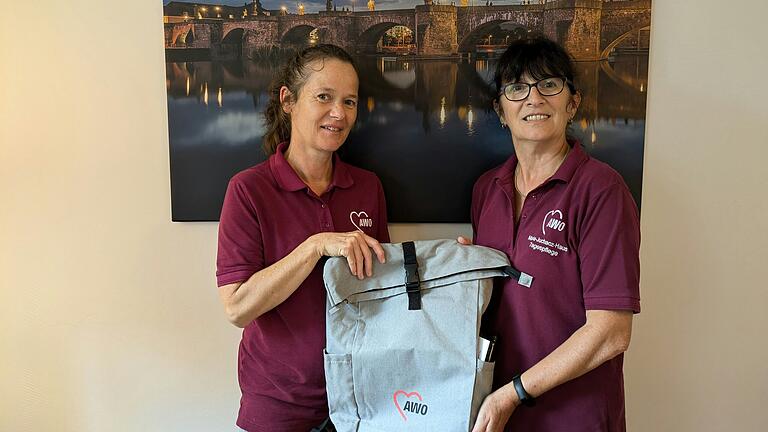 Helga Rutan (rechts) freut sich mit Anja Welzenbach über das Jubiläum.