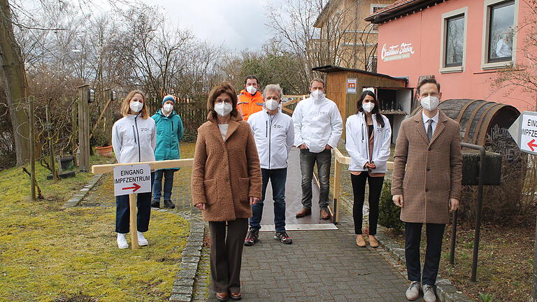 Offizieller Auftakt bei der Impfstelle in der Gerolzhöfer Stadthalle am Montagvormittag: (von links) Lilly Felk (21Dx), Stadtbaumeisterin Maria Hoffmann, Landrätin Bettina Bärmann, Michael Finster (städtischer Bauhof), Herwig Seidling (21Dx), Dr. Markus Hüttl (21Dx), Derya Üreyil (21Dx, Leiterin der Impfstelle) und Bürgermeister Thorsten Wozniak.