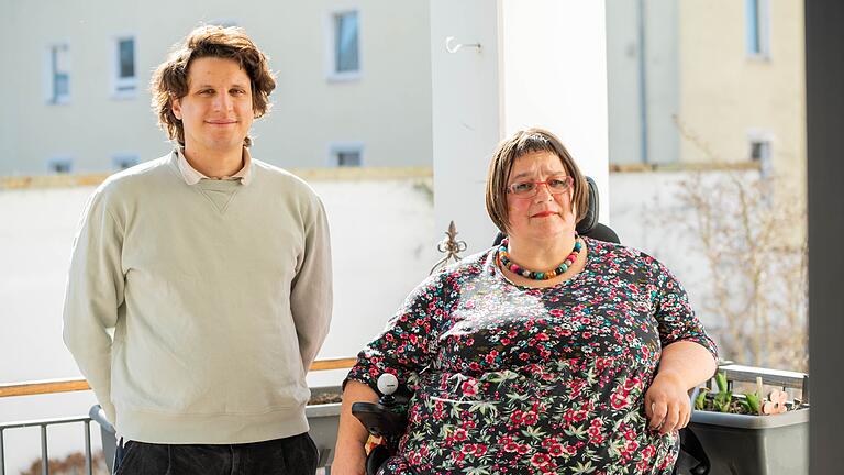 Ein Helfer an der Seite: Susanne Lange und ihr Assistent Daniele Delleva auf dem Balkon ihrer Wohnung in Würzburg.