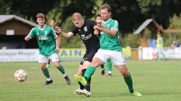 Wird weiterhin für den FC Sand spielen und das Landesliga-Team bis zur Winterpause trainieren: Maximilian Zang (rechts), hier Ende Juli im Duell mit Rottendorfs Mathias Böhler.