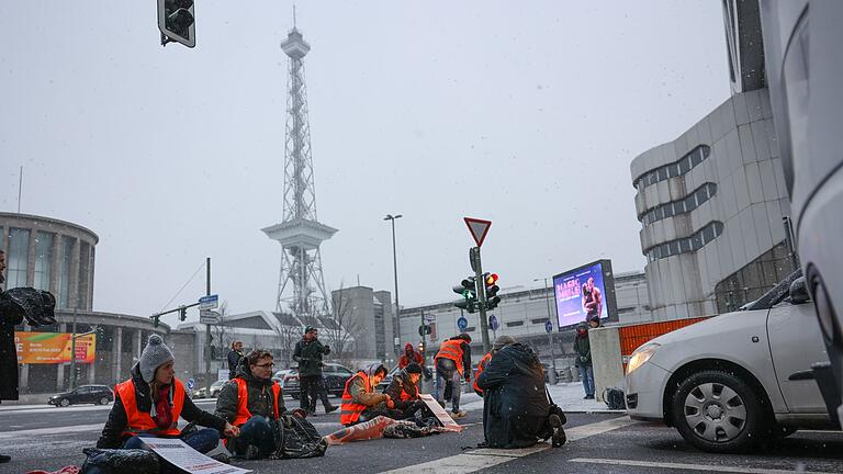 Letzte Generation in Berlin.jpeg       -  Blockade der Letzten Generation am Dreieck Funkturm in Berlin.