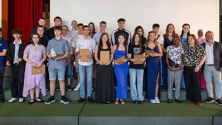 Die Regelklasse 9a der Mittelschule Ebern hat ihren Abschluss in der Tasche. Die Regelklasse 9a der Mittelschule Ebern hat ihren Abschluss in der Tasche.